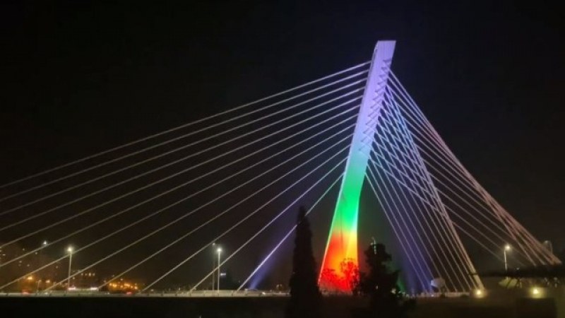 Най-големият мост светва в цветовете на българското знаме