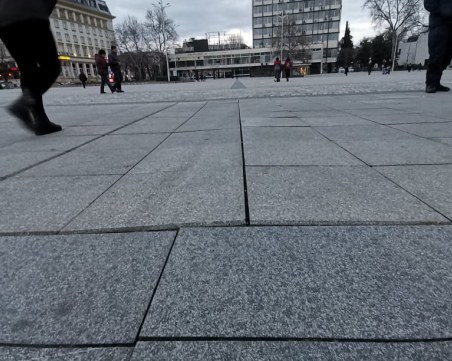 Ледената пързалка разбила над 400 кв.м от пл. 