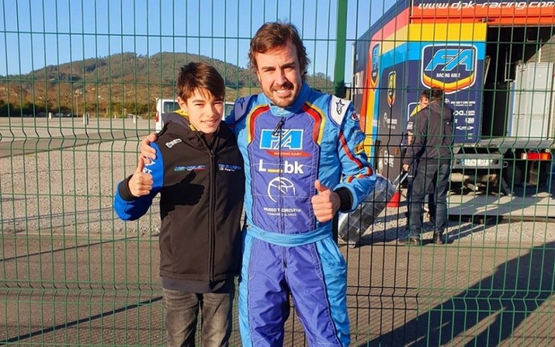 Български състезател вече официално е в екипа на двукратния световен шампион във Формула 1 Фернандо Алонсо