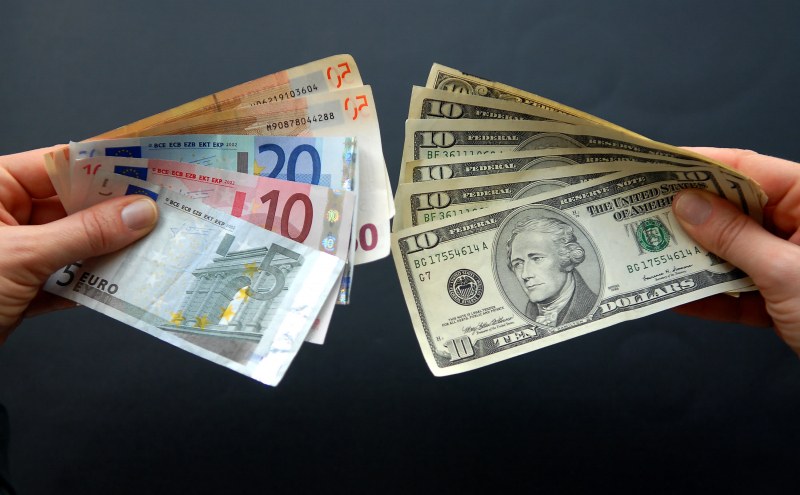 Еврото спадна до 1,10 долара - най-ниската си точка от 2020 насам