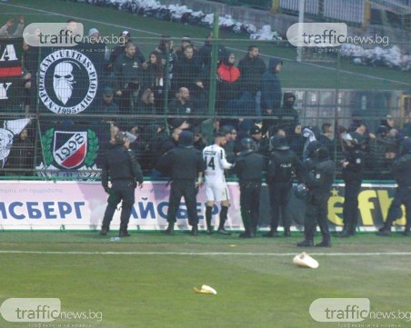 Фенове на Ботев и Локо се замерят с ракети и седалки, полицията направи кордон пред гостуващата агитка