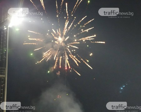 С петминутна заря и факли започна второто полувреме на Ботев - Локомотив