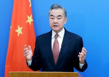 Министърът на външните работи на Китай Уан И проведе телефонен
