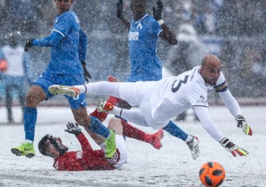 Под постоянен сняг на националния стадион Васил Левски Левски и ЦСКА