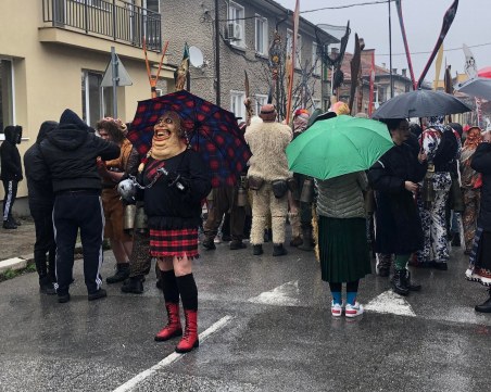 Мощна заря и зурни събудиха Първенец! Кукери гонят злото на Сирни Заговезни