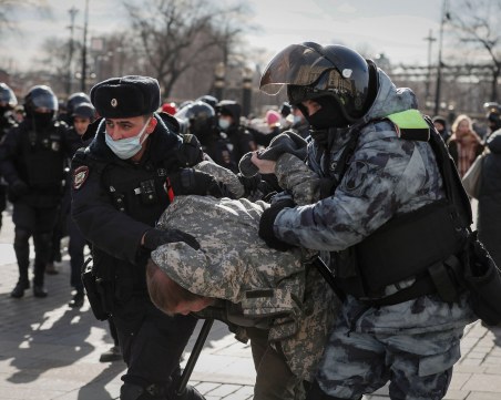 Най-малко 4357 са били арестувани в Русия при протести срещу войната