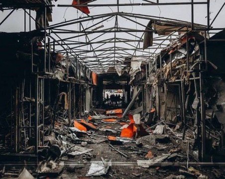 Потресаващи кадри от напълно разрушения пазар в Харков