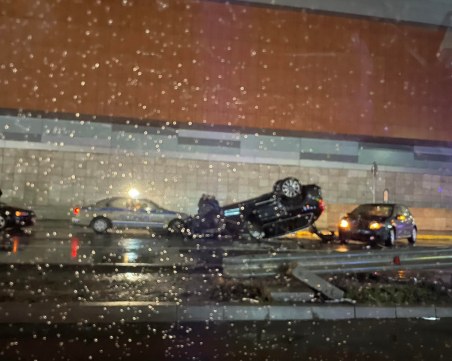 Тежка катастрофа в София, кола се обърна по таван