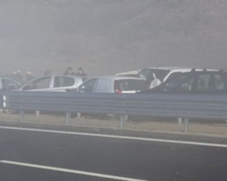 Верижна катастрофа с над 50 автомобила затапи магистрала в Гърция