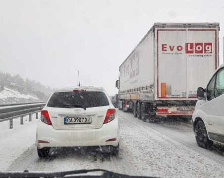 Зимата се завърна: Временно е ограничено движението по АМ 