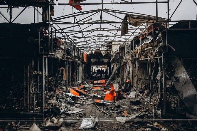 Потресаващи кадри от напълно разрушения пазар в Харков