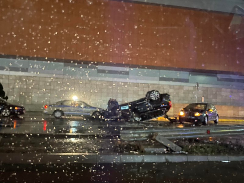 Тежка катастрофа в София, кола се обърна по таван