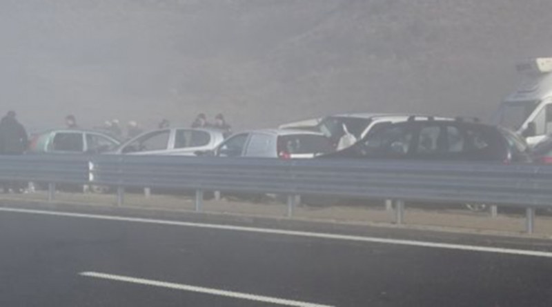 Верижна катастрофа с над 50 автомобила затапи магистрала в Гърция