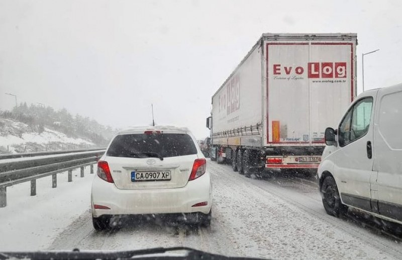 Зимата се завърна: Временно е ограничено движението по АМ 