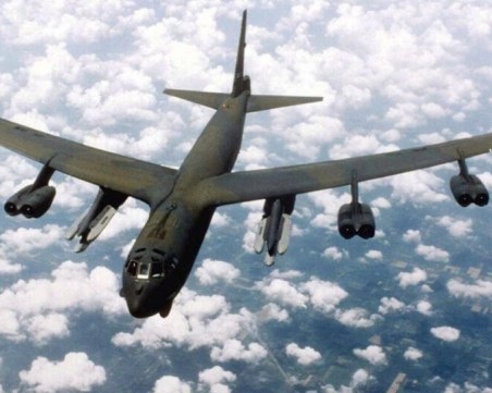 Американски ядрени бомбардировачи прелетяха над България