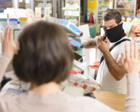 Искат постоянен арест на четиримата въоръжени обирджии на аптеки в Пловдив