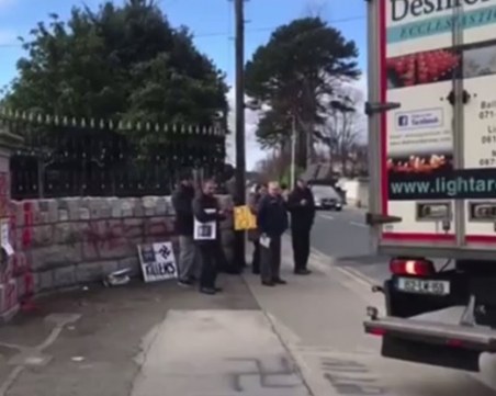 Камион се заби умишлено в посолството на Русия в Дъблин