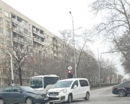 Катастрофа затруднява движението на кръстовище в Кючука