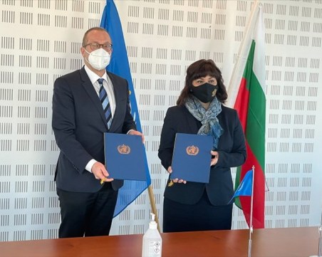 Проф. Асена Сербезова подписа споразумение със СЗО