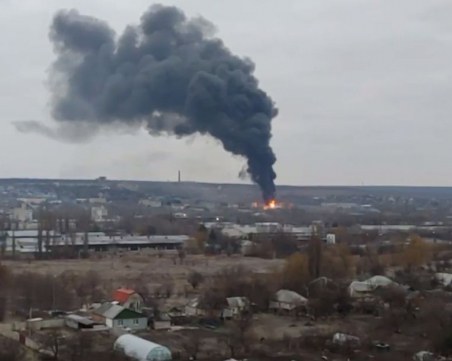 Силен взрив разтърси Луганск, гори нефтена база