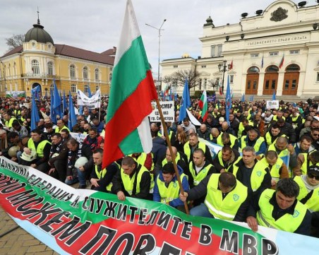 Всички дирекции на МВР в Пловдив излизат на протест