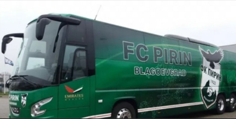 Български футболен отбор изпраща клубния си автобус за превозването на бежанци от Украйна