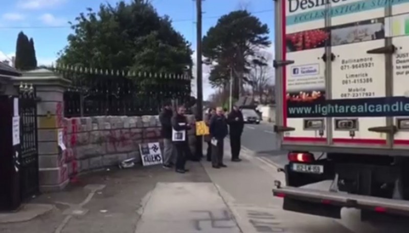 Камион се заби умишлено в посолството на Русия в Дъблин