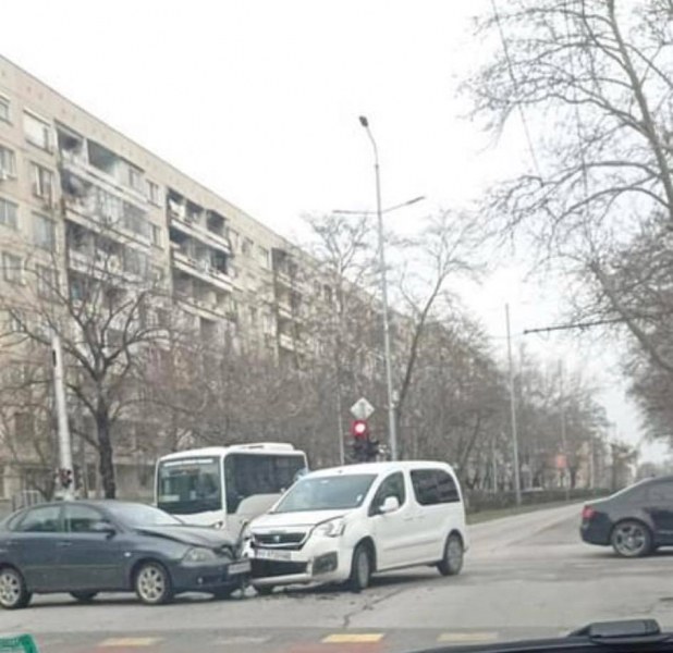 Катастрофа затруднява движението на кръстовище в Кючука