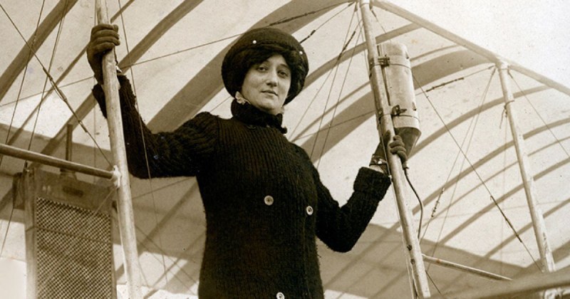 На този ден: Реймонд де Ларош става първата жена, получила пилотски лиценз