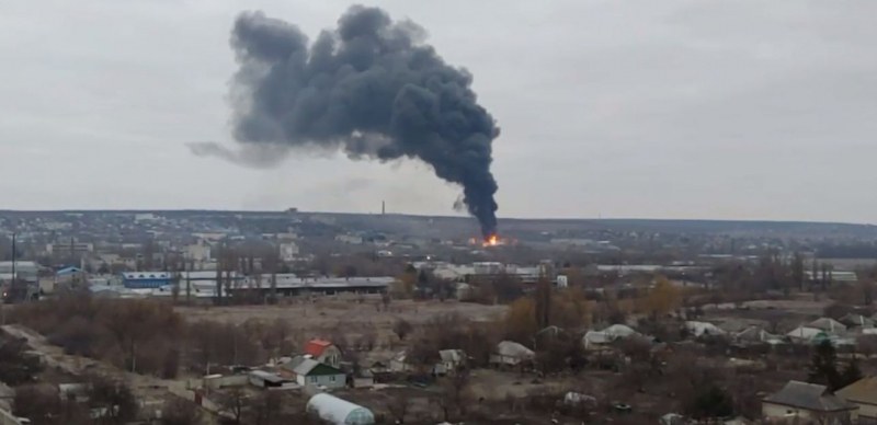 Силен взрив разтърси Луганск, гори нефтена база