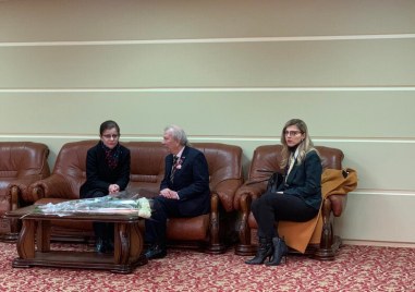 Министърът на външните работи Теодора Генчовска е на посещение в Република