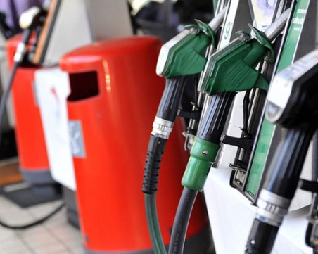 Дълги опашки се извиха и на бензиностанциите в Скопие