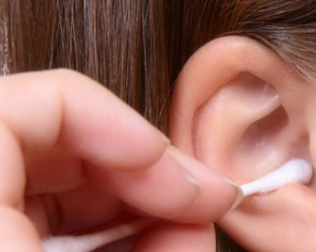 Какви рискове крие почистването на ушите с памучни тампони