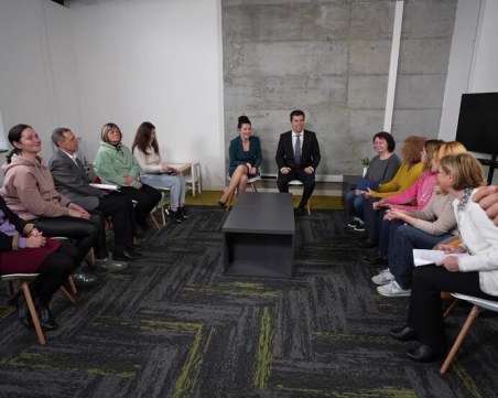 Кирил Петков се срещна с бежанци от Украйна - 200 000 от тях могат да бъдат наети у нас