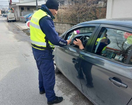 Полицаите от Раковски изненадаха шофьорките за празника