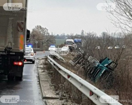 Прилошаване е причината за катастрофата между лека кола и тир край Пловдив