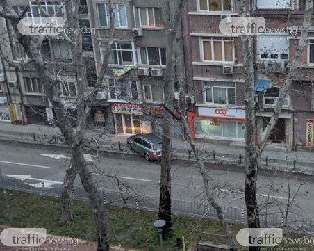 Шофьор използва аварийните за копче 