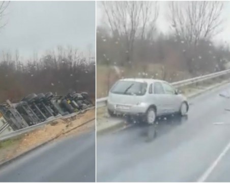 Тежка катастрофа край Пловдив, тир се е обърнал в канавка