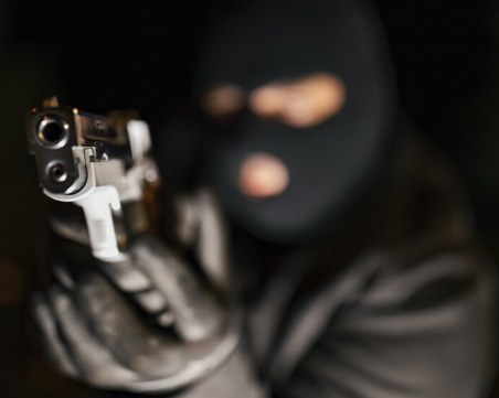 Въоръжен и маскиран мъж обра бензиностанция в Сопот