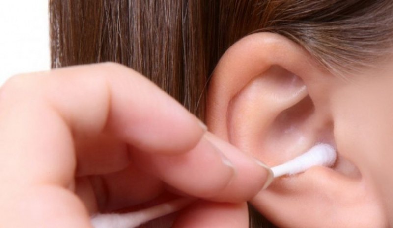 Какви рискове крие почистването на ушите с памучни тампони