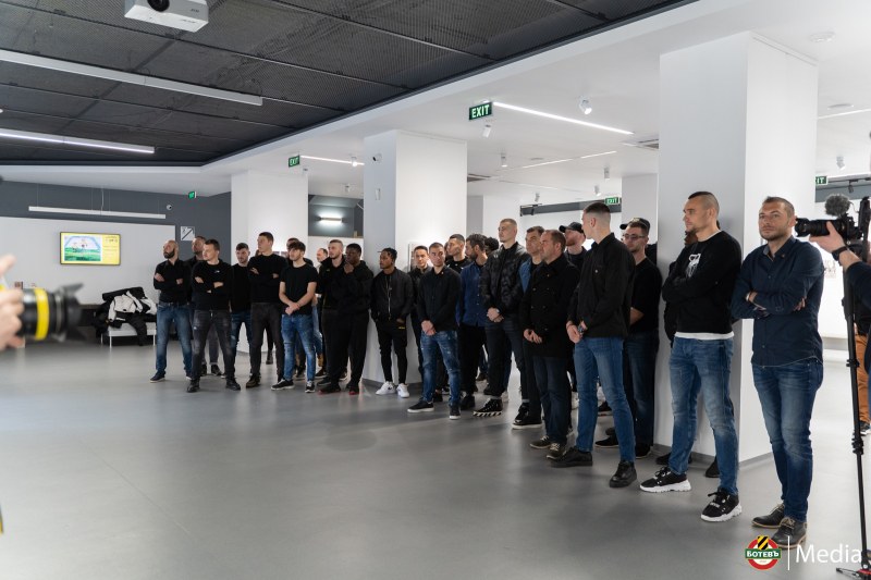 Футболистите и треньорският щаб на Ботев (Пловдив) посетиха фотоизложбата, посветена