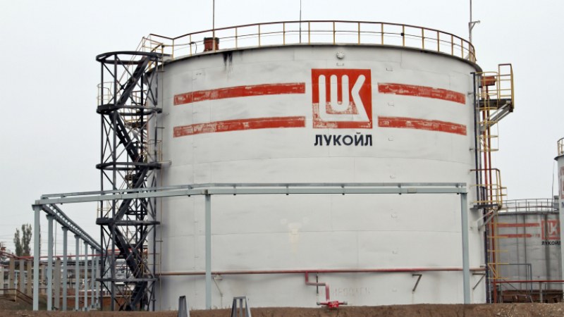 Правителството е поискало от Лукоил да не вдига цените