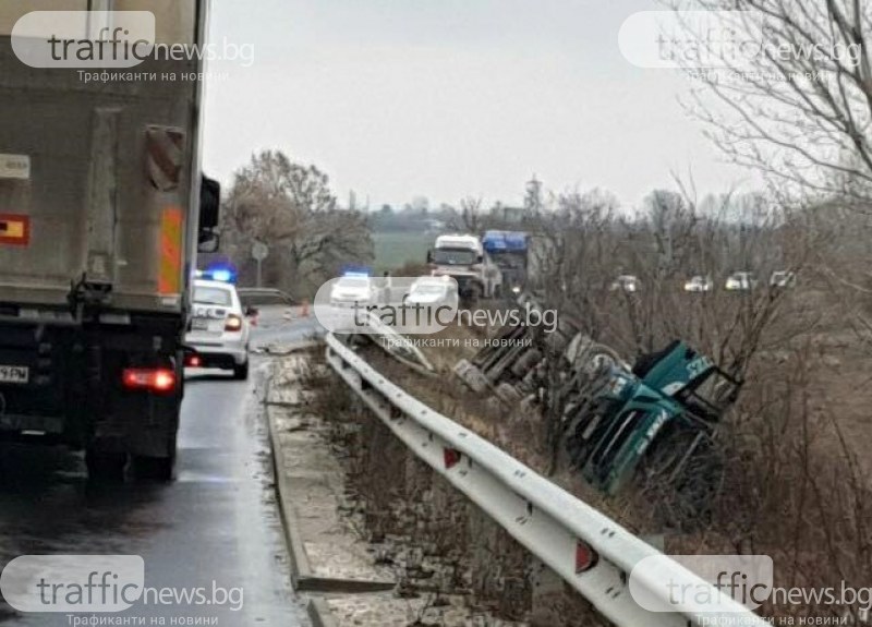 Прилошаване е причината за катастрофата между лека кола и тир край Пловдив