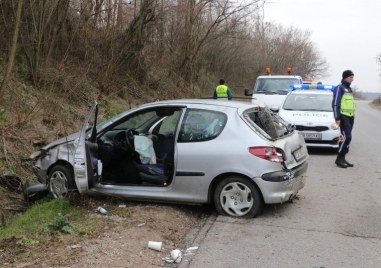 Лек автомобил Пежо катастрофира следобед на пътя преди хасковското село