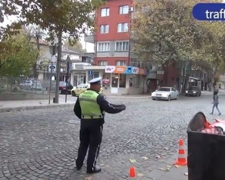 Шофьор без книжка подхвърли 100 лева подкуп на полицаи в Пазарджик, преспа в ареста