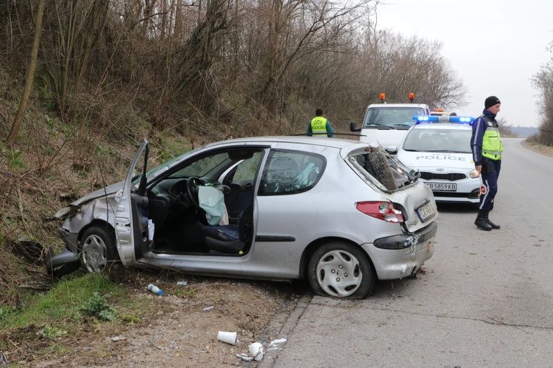 Мъж и жена пострадаха след преобръщане на кола край Хасково