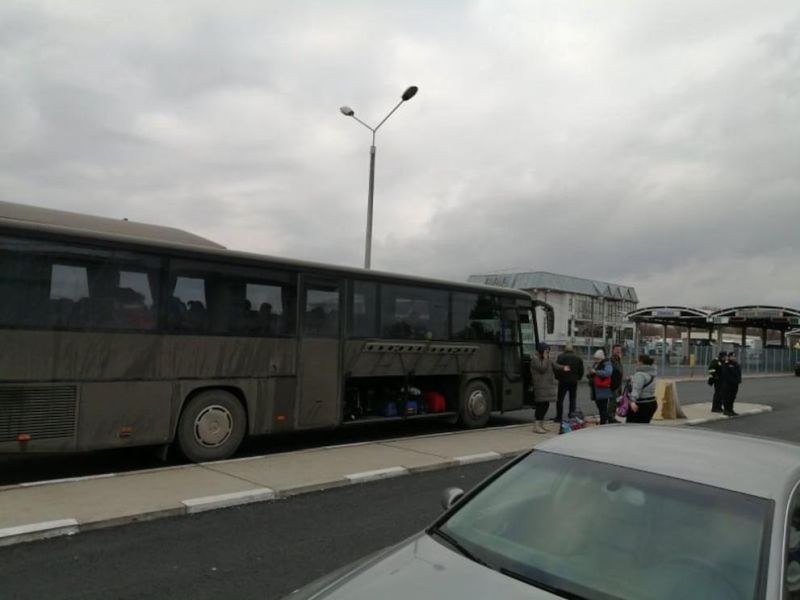 Военните превозват с автобуси до България украински бежанци