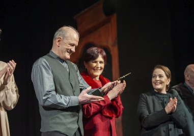 Екипът на Пловдивския театър изненада двама от най знаковите си актьори