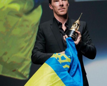 Бенедикт Къмбърбач се зави в знамето на Украйна, докато взима наградата Cinema Vanguard