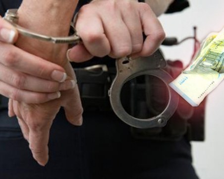 Чужденец се опита да подкупи полицаи в Първомай след сигнал за шумна музика